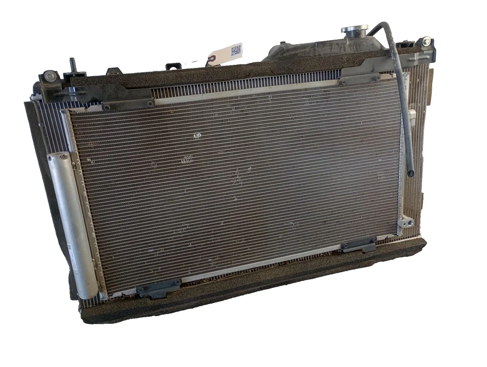 Condensador e ventilador de refrigeração para radiador de motor SUBARU OUTBACK 2024 USADO FABRICANTE DE EQUIPAMENTO ORIGINAL 73210AN00A - Imagem 1 de 4