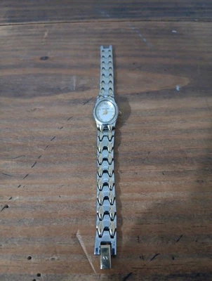 Waltham relógio de quartzo feminino de dois tons redondo e uma pulseira de metal. - Imagem 1 de 4