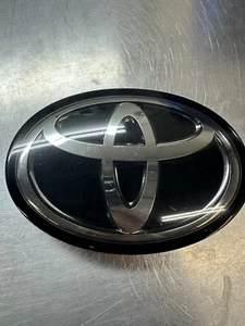 TOYOTA AVALON CHR COROLLA RAV4 HIGHLANDER PARRILLA RADIADOR DELANTERO EMBLEMA NEGRO OEM - Imagen 1 de 2