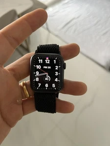 Apple Watch 6 44 mm gris sidéral boîtier en aluminium d'occasion bracelet sport noir - régulier. - Photo 1 sur 3