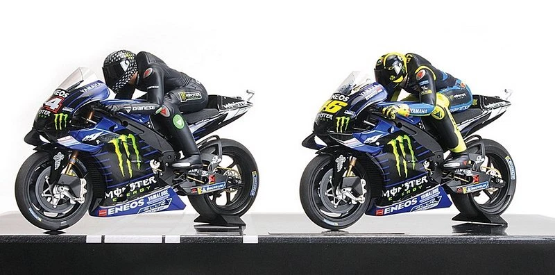 Yamaha YZR-M1 Set 2 Bikes + 2 Figurines Rossi & Hamilt 1:12 MINICHAMPS 122194446 - Immagine 1 di 1
