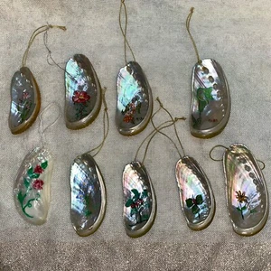 "Menge 9 schöne handbemalte Blumenmuster Muschel Ornamente signiert ag 86 Größe 2,5""-3"" - Bild 1 von 20