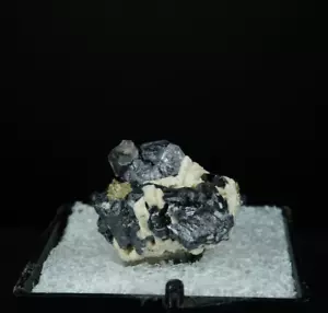 Rutilparamorph nach Brookit auf Pyrit / Mo-Ti Mine, Magnet Cove, Arkansas / - Bild 1 von 4