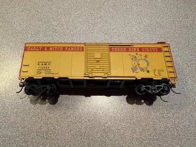 HO Athearn Bev-Bel Karly & Mitch Circus 40' special boxcar 112456 Kadee couplers - Image 1 of 4