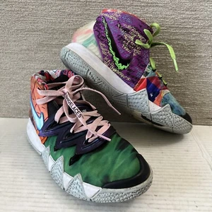 Nike Kybrid S2 What The Kyrie Pineapple Spongebob CV0097-900 taglia 5,5 anni / 7 donna - Foto 1 di 12