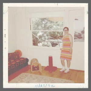 Fundfoto 1972 Frau gestreiftes Kleid vor Fenster mit Kratzbaum 3,5 x 3,5  - Bild 1 von 2