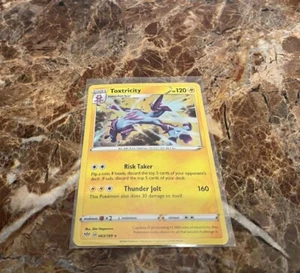 2020 Pokemon TCG Toxtricity 63/189 Sword & Shield Darkness Ablaze Holo Karte MINT - Bild 1 von 1