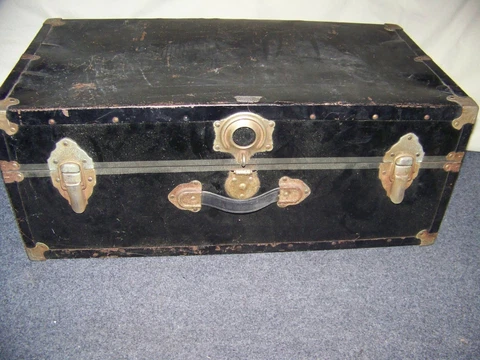 ANTIQUE STEAMER TRUNK-PARTIAL NAME-{VACATION-PETERSBURG} BUYER PICKUP ONLY Cover