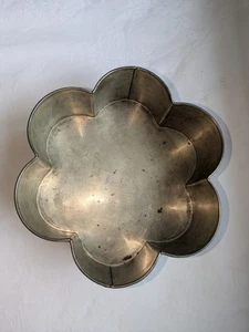Flower Shaped Vintage Cake Tin Baking 10 Inches Wide 3.5 Inches High - Picture 1 of 3