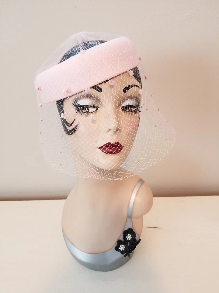 Sombrero pastillero abierto rosa pálido vintage de los años 50 con velo colorete de puntos de chenilla Foto 1 de 4