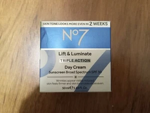 Crema de día No7 Lift & Luminate triple acción FPS 30 1,69 oz. Exp 2025+ - Imagen 1 de 1