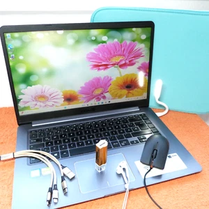 Asus R520 VivoBook PREMIUM 15 Zoll FULLHD l Windows 11 l SSD NEU l QUAD i5 8Gen - Bild 1 von 13
