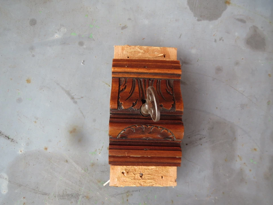 Ancienne serrure double decalée d'armoire pièce sculpté clé meuble porte noyer - Photo 1/1