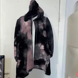 LOGO by LORI GOLDSTEIN lila Batik Marcee Strickjacke mit Kapuze - S - Bild 1 von 9