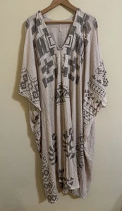 Vestido Caftán Veda Toro Sentado Perla Magnolia Envejecido Luz de Luna Talla Única - Imagen 1 de 7