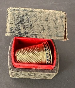 ANTIKER FINGERHUT 14k GOLD MIT ERHABENEM SWAG, VERZIERTER RAND GRÖSSE 9 GEWICHT 6,5g - Bild 1 von 5