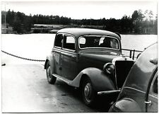 Mercedes und Ente auf der Fähre. Original-Photo um 1950