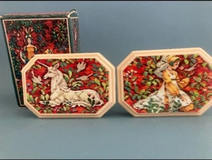 Vintage Avon Tapestry zwei Hostess Seifen mit festlichem Duft Neu - Bild 1 von 1