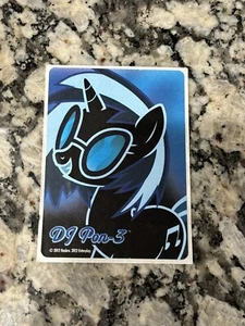 MI PEQUEÑO PONY AMISTAD ES MAGIA ENTERPLAY CAJA PROMOCIONAL PEGATINA DJ PON-3 - Imagen 1 de 1