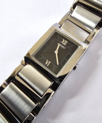 Reloj para mujer SEIKO cuarzo 20 mm x 26 mm esfera negra SUJ031 Foto 1 de 4