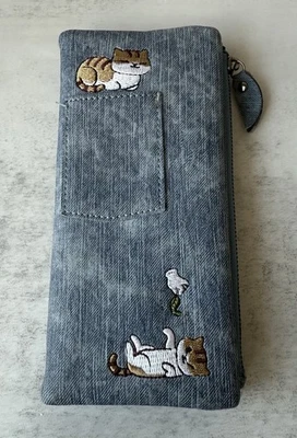 猫刺绣牛仔裤水洗风格人造皮革按扣双折钱包 — 第 1/4 张图片