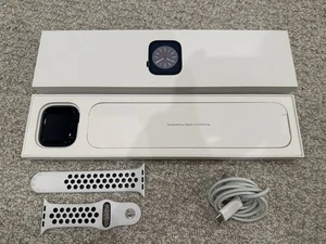 Apple Watch Series 8 45 mm minuit boîtier GPS aluminium débloqué avec bracelet Nike B+W - Photo 1 sur 11