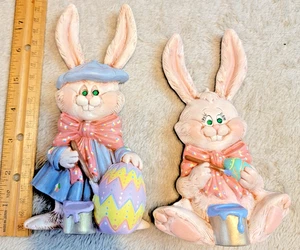 Zwei alte geformte Plakette Hase Kaninchen Osterdeko. 6 Zoll - Bild 1 von 7