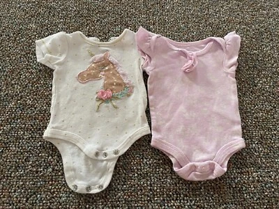 Body recién nacido con flores de unicornio y rosa para niñas Foto 1 de 4