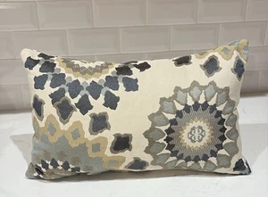 Kissen Perfektes dekoratives cremefarbenes und blaues Akzentkissen 10” x 17” - Bild 1 von 5