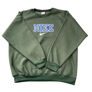 Nike Reworked Sweatshirt Herren XL grün bestickt Spruch Logo Vintage Y2K - Bild 1 von 4