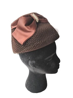 Antiguo sombrero de iglesia de terciopelo marrón con lazo de satén con acento de estrás Foto 1 de 4