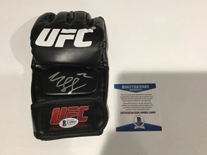 Guante Khamzat Chimaev BORZ Firmado Autografiado UFC BECKETT BAS CERTIFICADO DE AUTENTICIDAD gg - Imagen 1 de 3