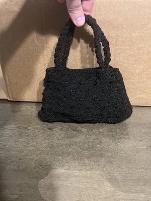 Elegante Mini Bolso Negro Tejido a Mano con Detalles de Cuentas Foto 1 de 4