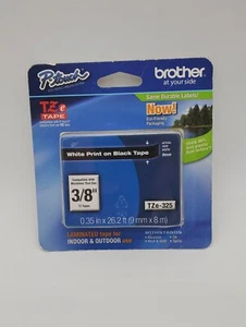 Brother Tze325 selbstklebendes TZ-Band (R) Patrone 0,35 Zoll x 26-1/5 Fuß, weiß/schwarz - Bild 1 von 2