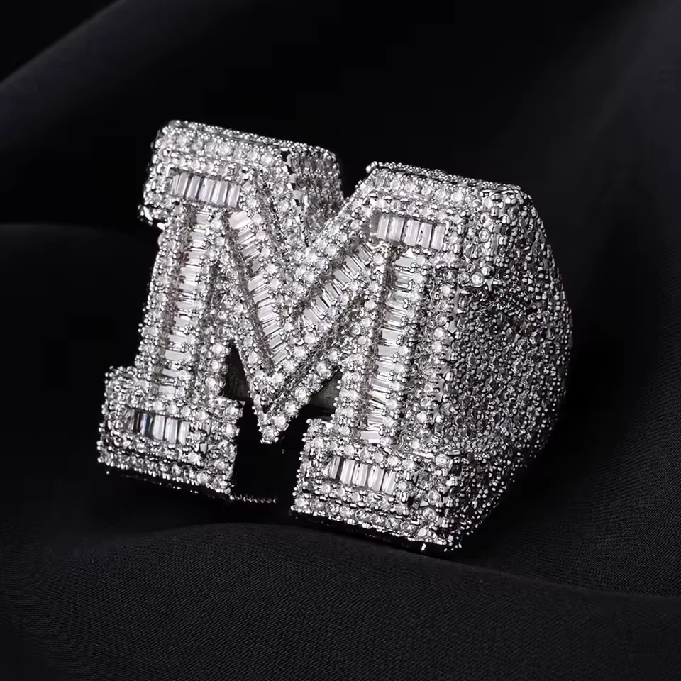 Anillo de letra inicial Baguette M personalizado 5AA CZ ajuste de punta hip hop joyería brillante Foto 1 de 4