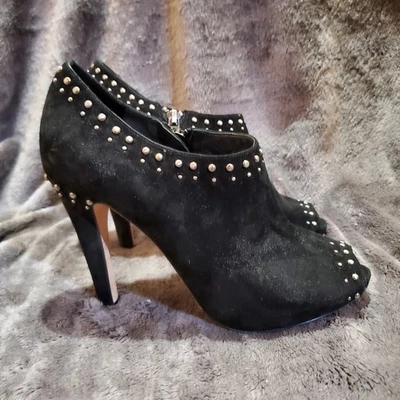 Zapatos de salón Saks 5th Avenue para mujer negros de gamuza con tachuelas punta abierta talla 8M Foto 1 de 4