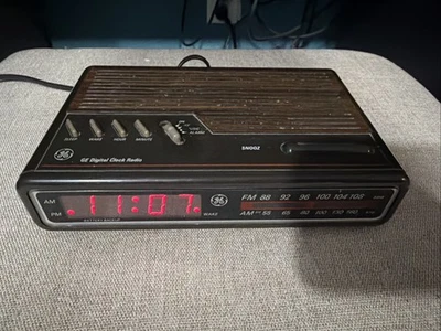 Reloj Despertador Digital GE 7-4612B Grano Madera - Radio No Funciona Reloj Funciona Foto 1 de 4
