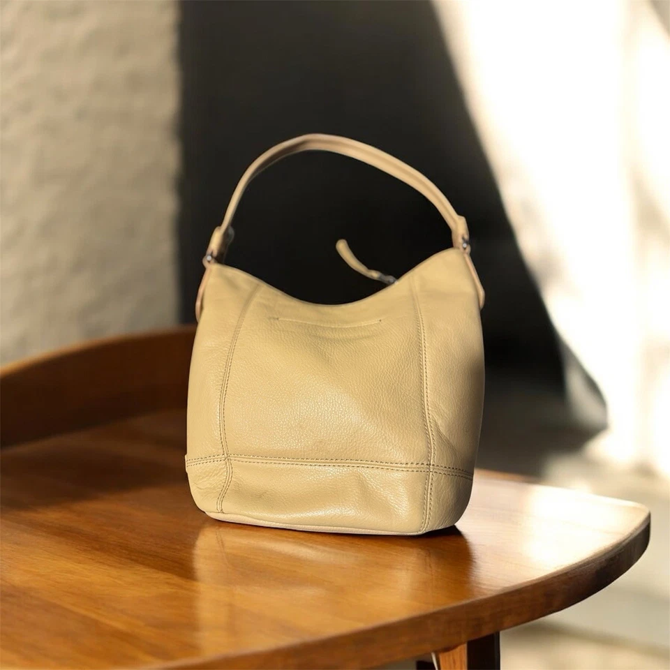 Knew the sack Sequoia, Buttercup, Pebble Tech, Cuero, Bolso de Hombro Hobo Grande Foto 1 de 4