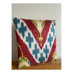 Ikat Kissenbezug, lebendige burgundergelbe und blaue Motive, Statement Kissen - Bild 1 von 5