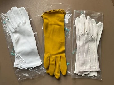 Lote de 3 pares de guantes de tela vintage. Dos marfil, uno amarillo mostaza. Buen estado Foto 1 de 4