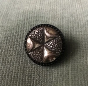 Interesante botón Art Deco vintage de metal/plástico en relieve plateado/negro de 1" - Imagen 1 de 5
