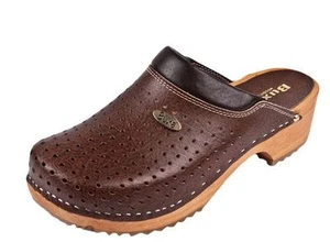 Zoccoli in legno colore marrone stile svedese. Scarpa F11 US taglia (uomo) - Foto 1 di 4