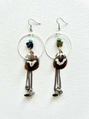 Pendientes colgantes de plumas con lapislázuli y cuentas de jaspe verde joyería única Foto 1 de 4