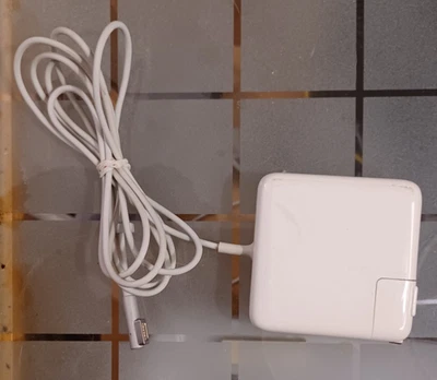 Apple A1344 60W MagSafe Power Adapter for MacBook and MacBook Pro - Image 1 of 3