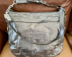 Neu mit Etikett $ 498 wandelbare Hobo-Schultertasche aus Leder groß Zoe graphitfarbenes Leder - Bild 1 von 13