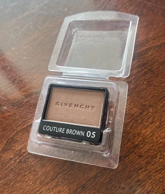 Sombra de Ojos Individual Givenchy Marrón Metálico Show Ombre 05 “Marrón de Alta Costura” Foto 1 de 4