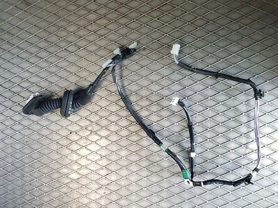 2013 TOYOTA YARIS MK3 XP130 СО СТОРОНЫ ВОДИТЕЛЯ ЗАДНЯЯ ДВЕРЬ ПРОВОДКА ТКАЦКИЙ СТАНОК 82153-0D330 - Изображение 1 из 4