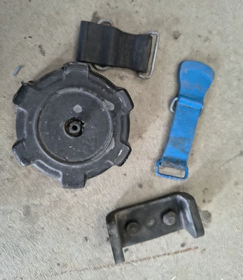 Yamaha Tri Moto 225 YTM225DX 1983-1985 tapa del tanque de combustible y correa de goma parachoques Foto 1 de 4