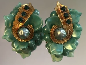 Vintage Mid Century Lucite Bead Teal Green Bead Clip Earrings Gold Tone - Picture 1 of 12