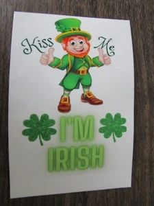 Lindo Duende Irlandés Kiss Me Vinilo Adhesivo Calcomanía Día de San Patricio Día de San Patricio - Imagen 1 de 2